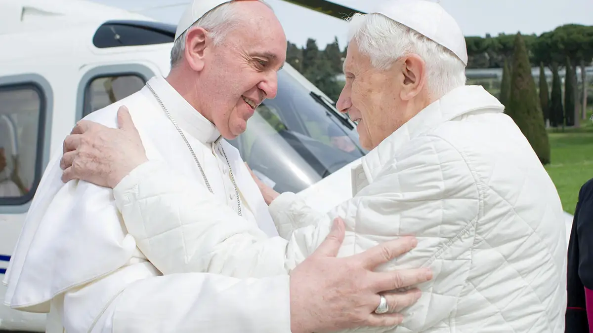 Abrazo entre los dos papas, Francisco y Benedicto XVI