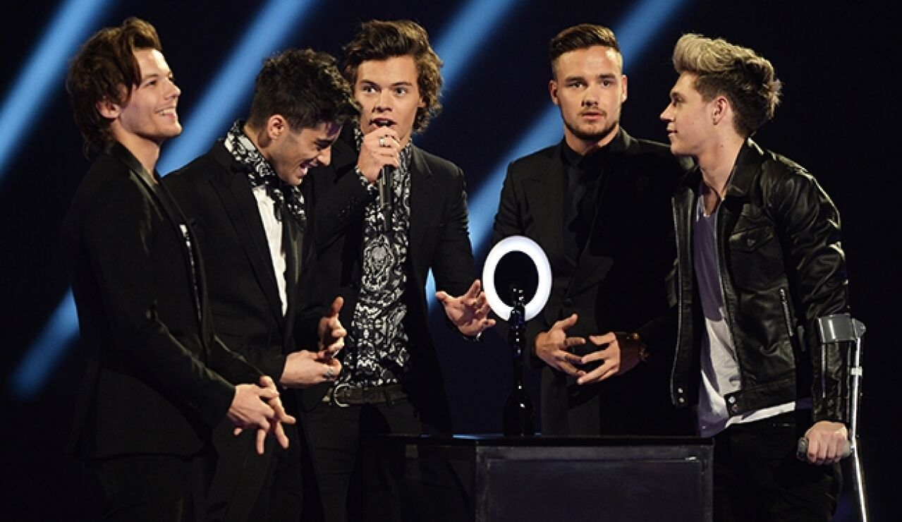 One Direction recogiendo el Brit Award