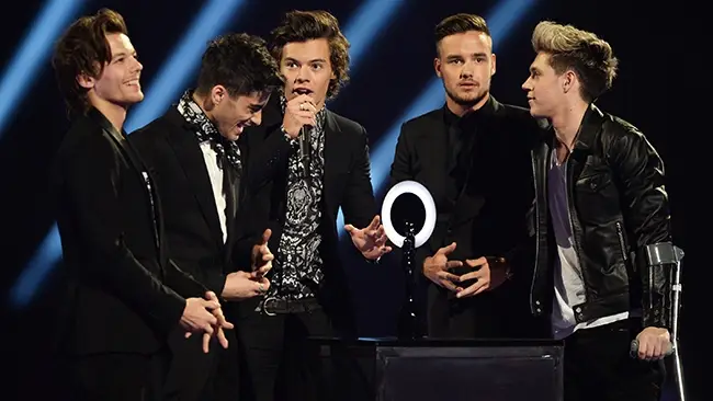 One Direction recogiendo el Brit Award