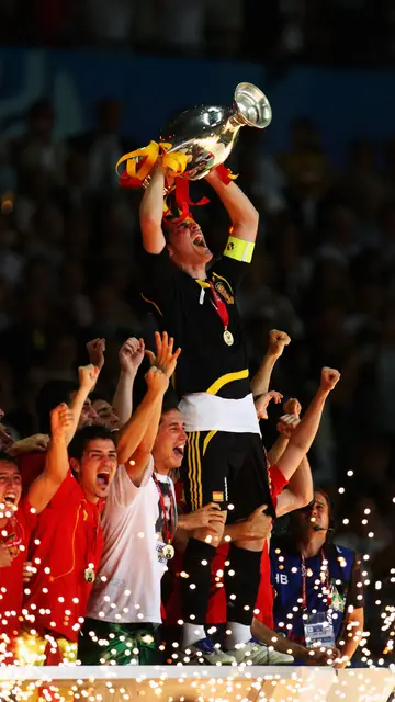 Iker Casillas levanta el trofeo de la Eurocopa lograda en 2008. Iker Casillas levanta el trofeo de la Eurocopa lograda en 2008.