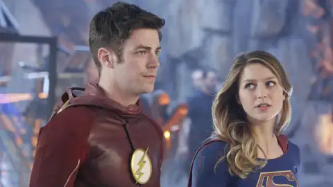 Grant Gustin y Melissa Benoist en 'Supergirl' Grant Gustin y Melissa Benoist en 'Supergirl'