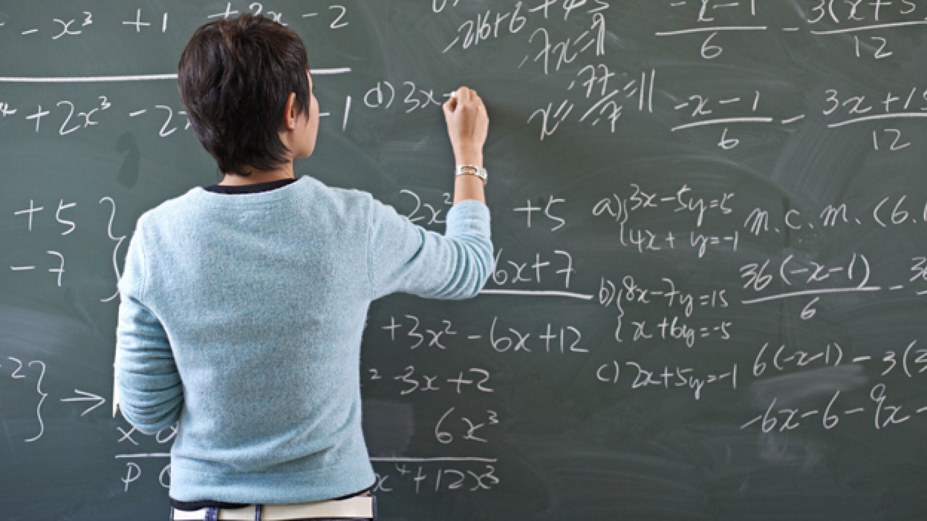 Profesora escribiendo en la pizarra