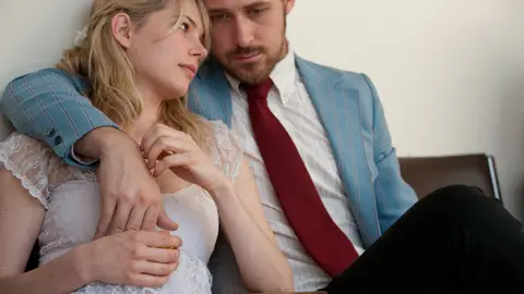 Después de un pequeño descanso, Gosling nos sorprendió con 'Blue Valentine', una atípica historia de "desamor" en la que volvió a demostrar sus registros al abordar saltos temporales. Después de un pequeño descanso, Gosling nos sorprendió con 'Blue Valentine', una atípica historia de "desamor" en la que volvió a demostrar sus registros al abordar saltos temporales.