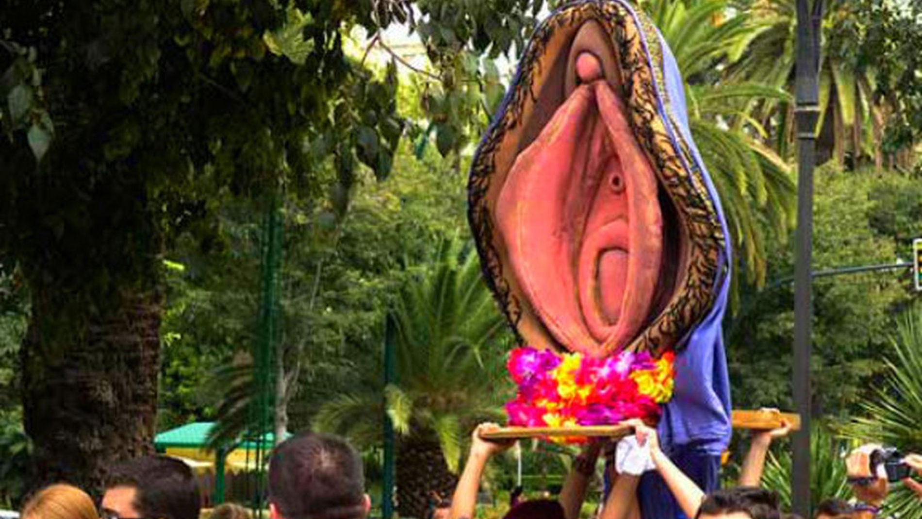 Procesiones de penes y vulvas por el mundo