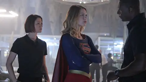 Supergirl traba con su hermanastra Supergirl intenta ayudar a resolver un conflicto