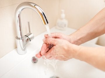 El gesto de lavarse las manos