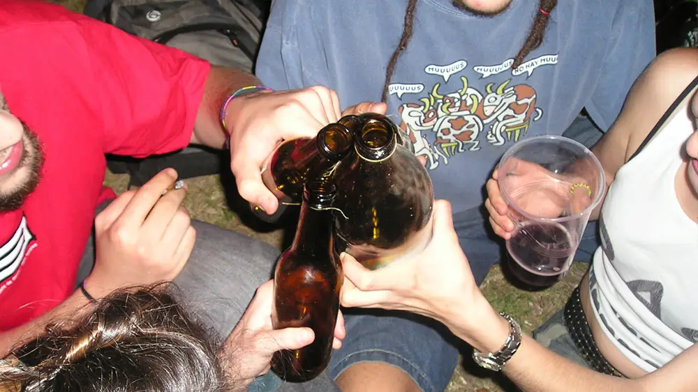 Imagen de archivo de menores bebiendo alcohol