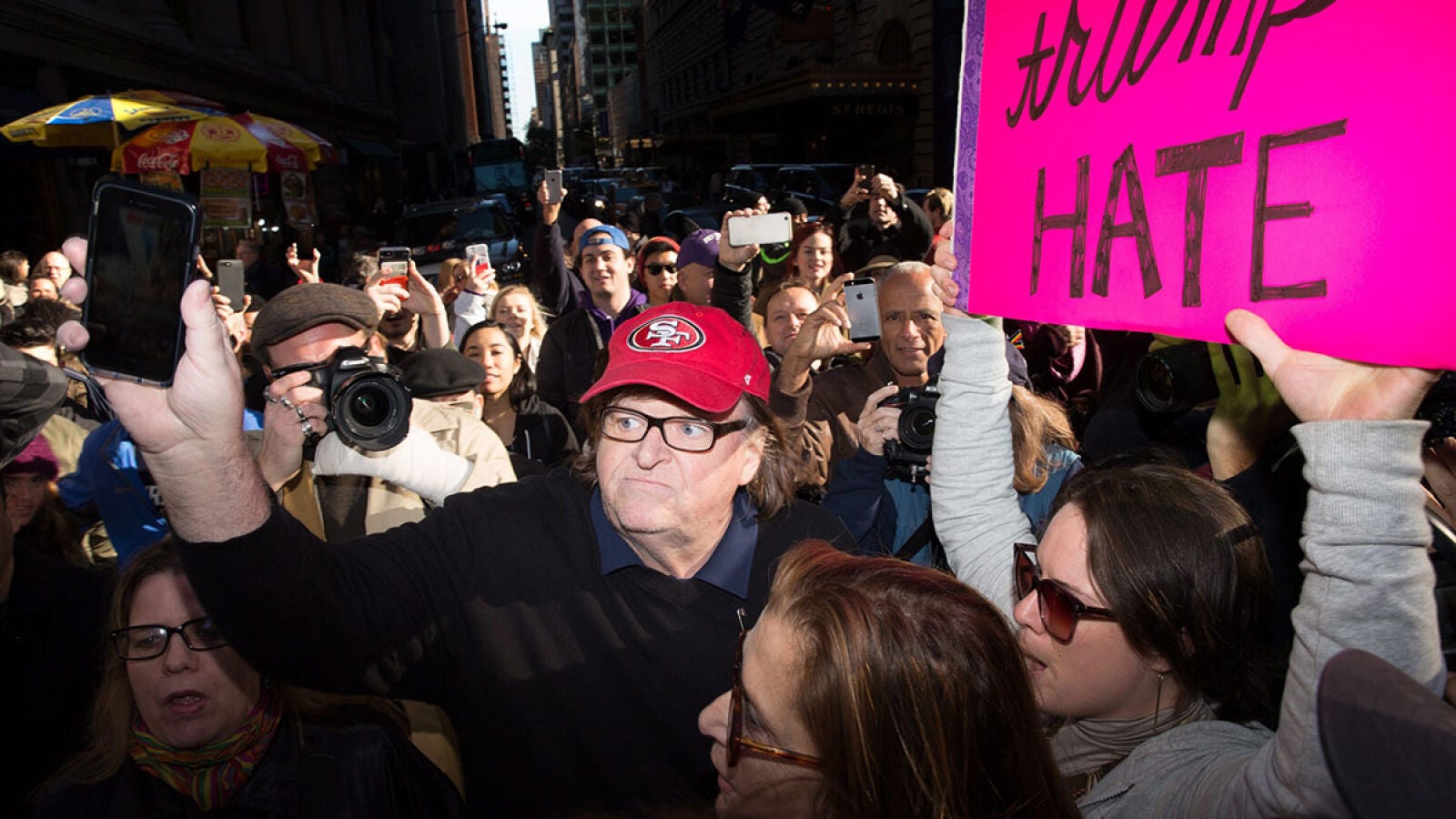 Michael Moore lanza su segunda profecía sobre Donald Trump: no terminará su mandato porque violará la ley