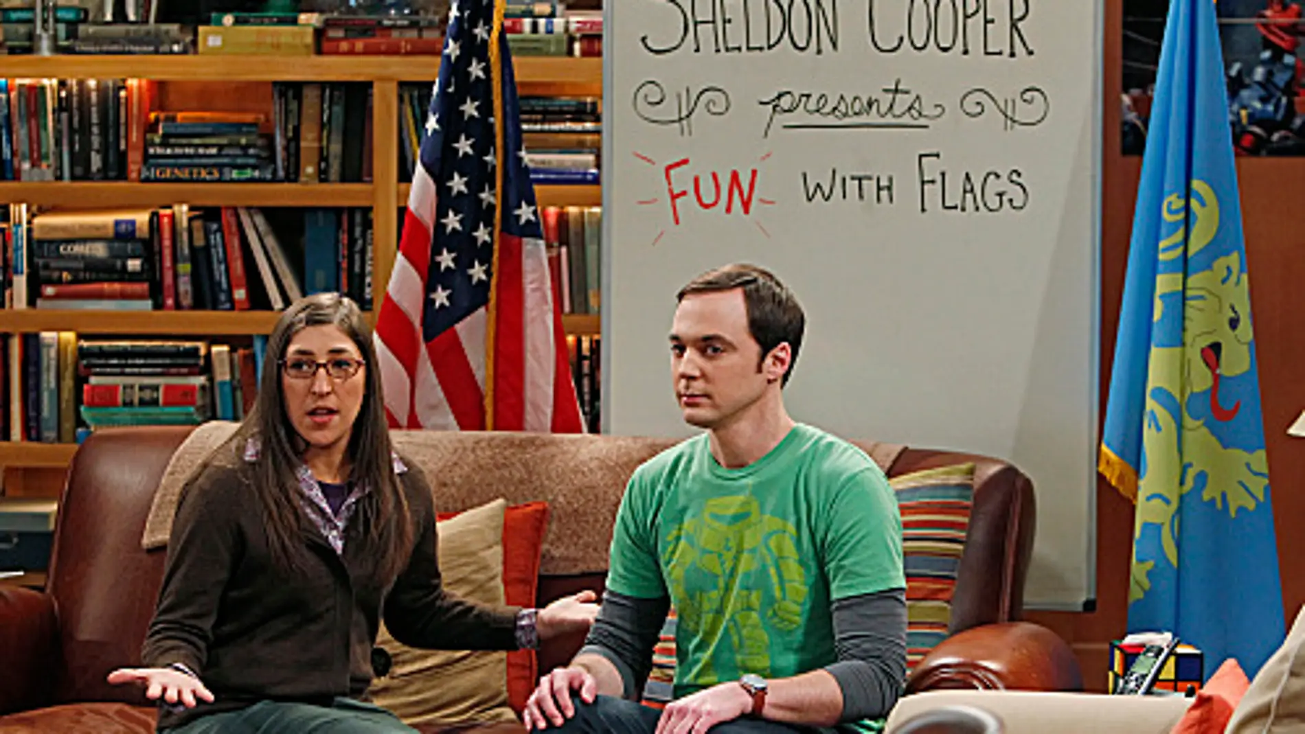 Sheldon Cooper en su programa de banderas