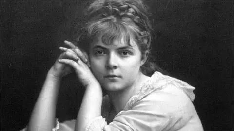 "Mi cara ha cambiado y estoy mucho más bonita, la piel estirada, fresca, aterciopelada, los ojos despiertos y brillantes. En fin, es una cosa singular. …Toso continuamente, pero la maravilla es que en el lugar de que yo me afee, me da un aire lánguido que me sienta de maravilla." Diario de María Bashkirtseff. "Mi cara ha cambiado y estoy mucho más bonita, la piel estirada, fresca, aterciopelada, los ojos despiertos y brillantes. En fin, es una cosa singular. …Toso continuamente, pero la maravilla es que en el lugar de que yo me afee, me da un aire lánguido que me sienta de maravilla." Diario de María Bashkirtseff.