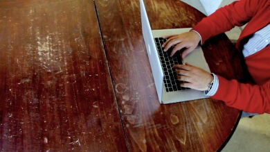 El editor que hackeó el Premio Nobel con un poeta de verdad