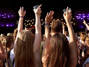 Adictos al selfie, borrachos, ultrafans: ésta es la fauna de un concierto