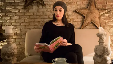 Roberta Marrero, con un ejemplar de su libro Roberta Marrero, con un ejemplar de su libro