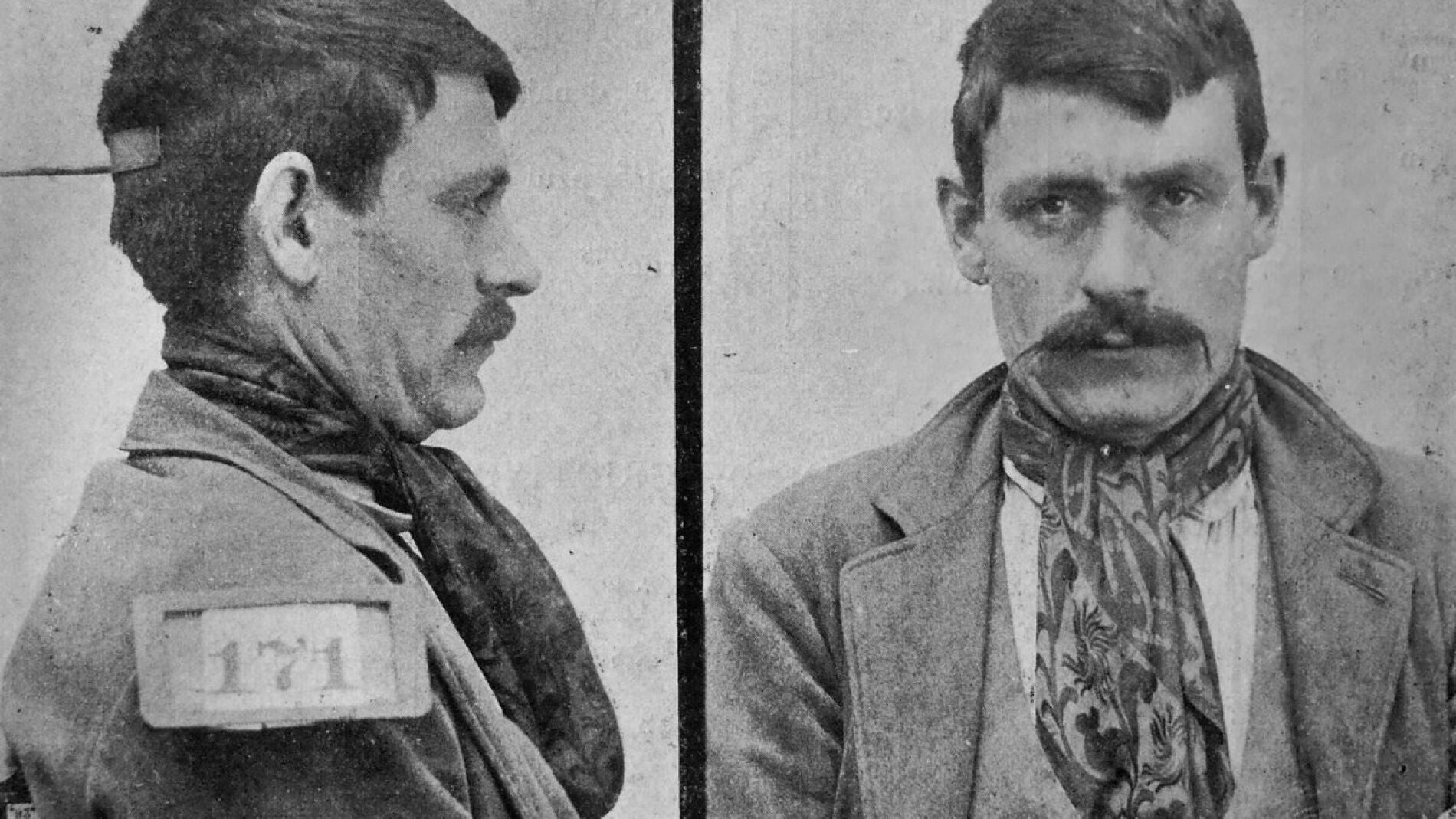 Portada de Fuera de la ley. Hampa, anarquistas, bandoleros y apaches. Los bajos fondos en Espa&ntilde;a (1900-1923).