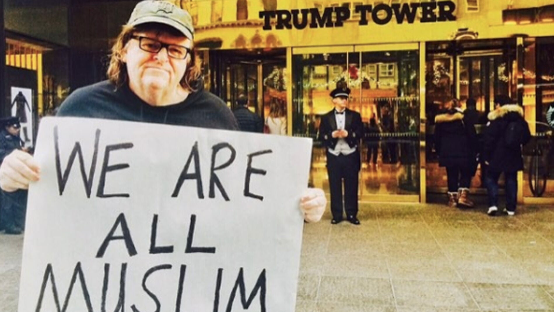 Moore frente a una de las muchas Trump Tower.