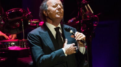 Hablamos con el técnico de luces que ilumina a Julio Iglesias en sus conciertos (no es un truhan, es este señor) 