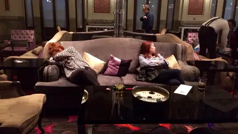 Bailé en los salones, me quedé dormida en un sofá Bailé en los salones, me quedé dormida en un sofá