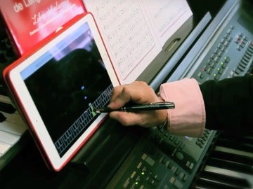 Enfrentamos el piano de Google con una profesora de música