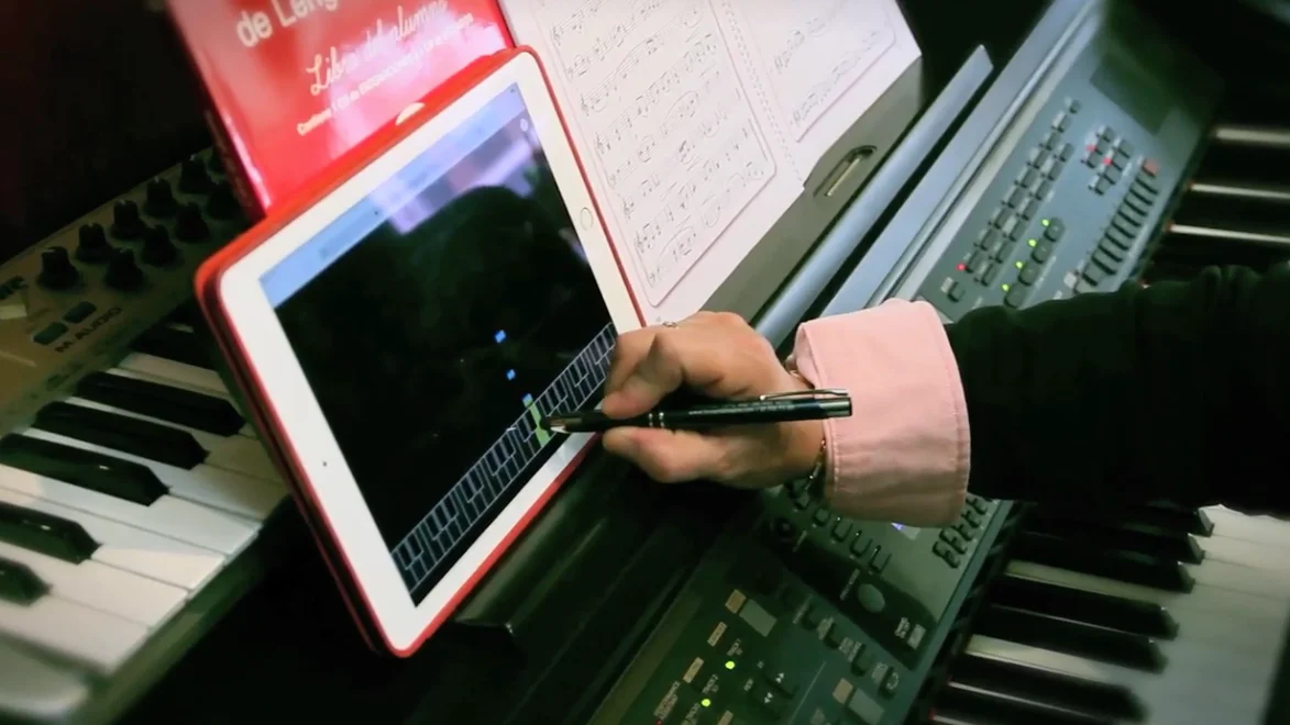 Enfrentamos el piano de Google con una profesora de música