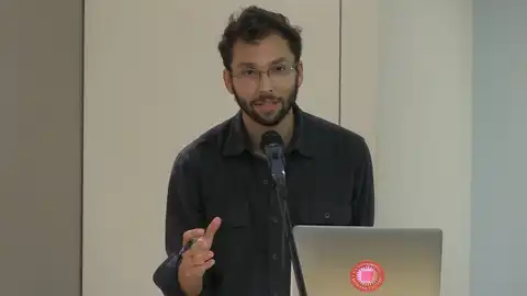 Adam Horowitz dando una charla en 2016. Adam Horowitz dando una charla en 2016.