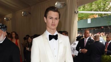 El desnudo de Ansel Elgort, por una buena causa, que ha censurado Instagram 
