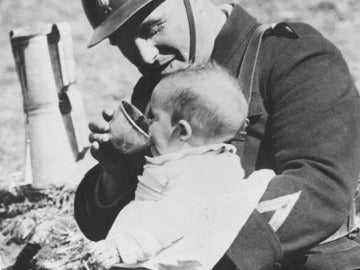 Un bebé refugiado español de la Guerra Civil, con un soldado en los Pirineos