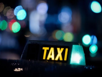 Un taxi circula por la noche de Madrid