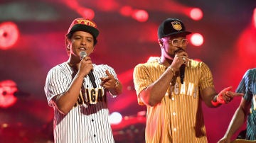 Bruno Mars durante su actuación en los BET Awards 2017