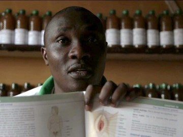 Simba Kakongi Ali, un gurú kunyaza, en Ruanda