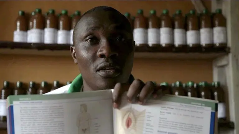 Simba Kakongi Ali, un gurú kunyaza, en Ruanda