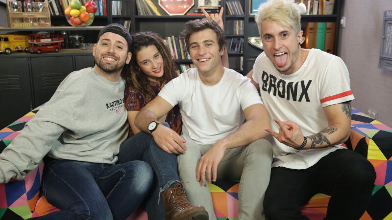 Los actores María Pedraza y Pol Monen visitan 'Roomies'