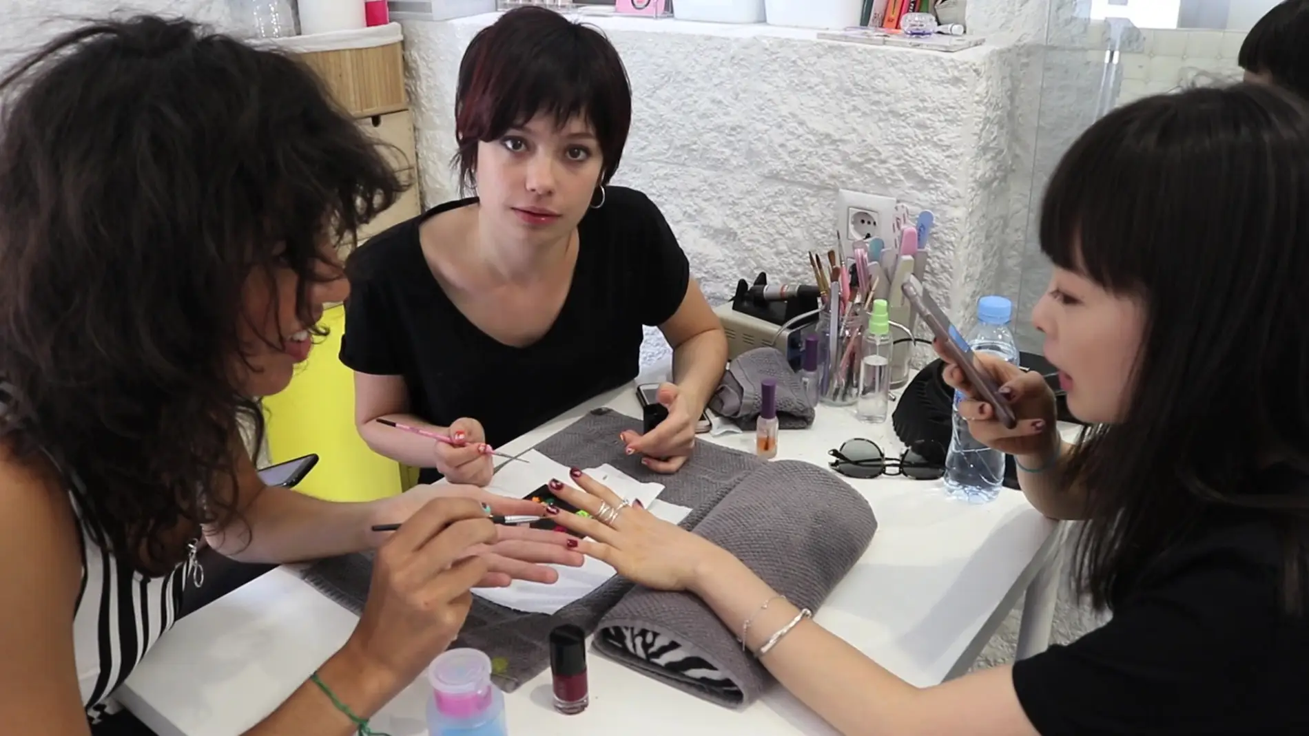 Anna Castillo aprende a pintar uñas con estilo 