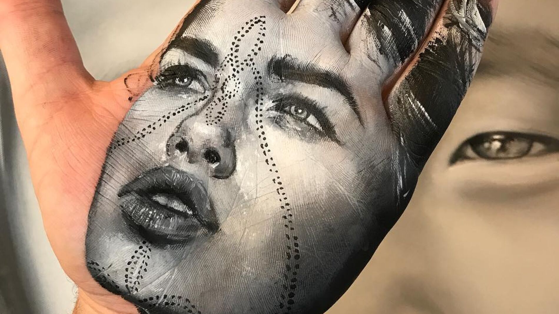 Obra de arte en la palma de la mano