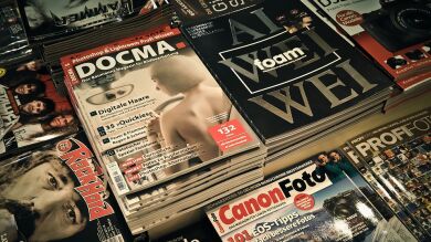 Este artista da vida a recortes de revistas con sus imágenes