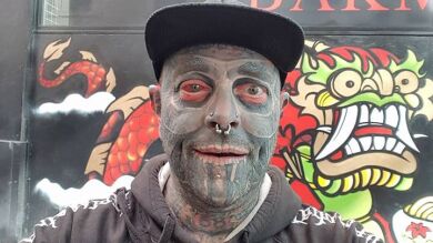 Este hombre ha decidido tatuarse el cuerpo entero para sentir menos dolor