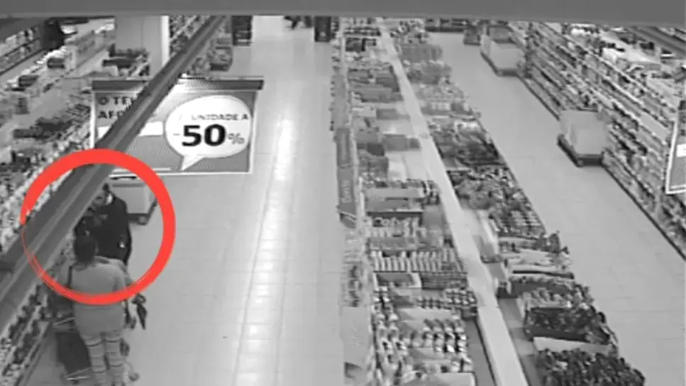 Personas cazadas robando en un supermercado