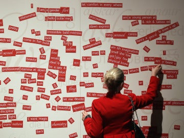 Una mujer arranca una palabra en la expo 'Sexual Nature'