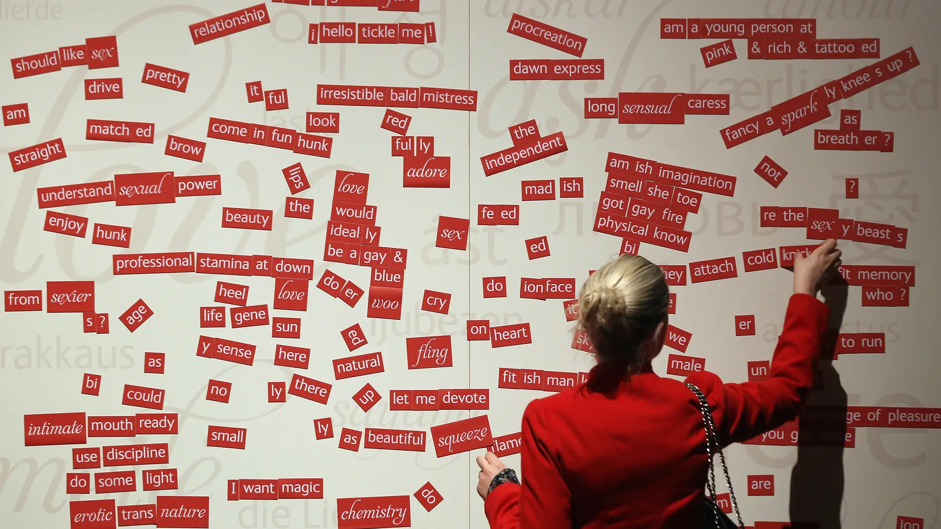 Una mujer arranca una palabra en la expo 'Sexual Nature'