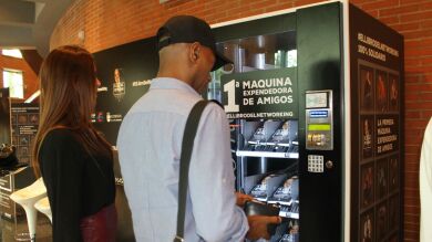 ¿Por qué necesitamos máquinas expendedoras de amigos para socializar en la era digital?