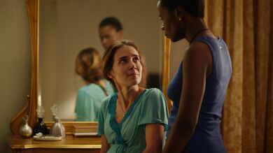 Así es la sorprendente ‘As Boas Maneiras’, la historia de amor lésbico entre una empleada del hogar y su jefa