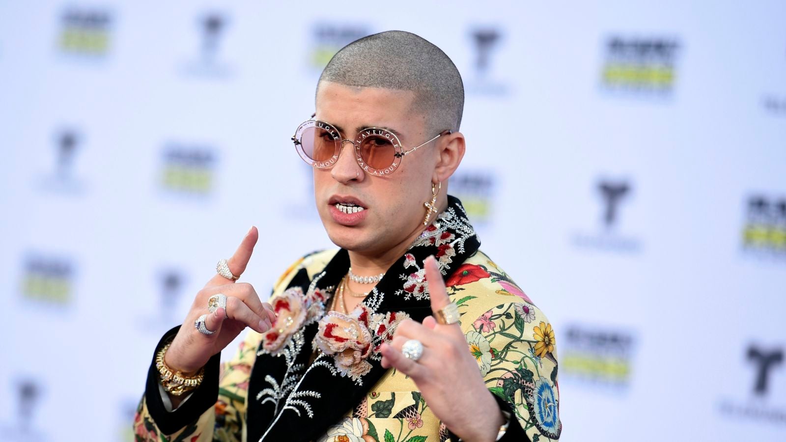 La novia de Bad Bunny despierta los rumores de boda con este impresionante anillo 