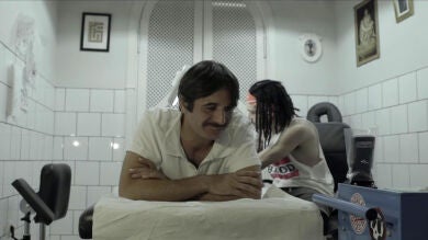 Buster hace de 'doble de gemelos' en una escena de acción