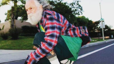 Tengo 40 años, voy en monopatín, llevo camisas hawaianas y escucho trap: soy viejoven