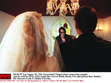 Elvis Presley casa a dos novios en Las Vegas
