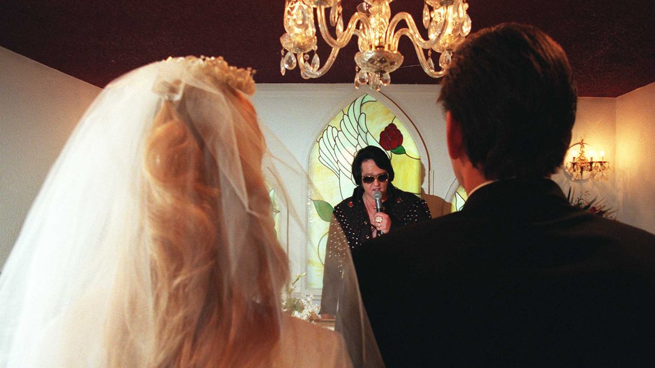 Fui a una boda a las Vegas y quien casó a mis amigos era Elvis, image size:1280x720