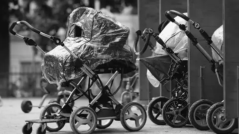 Carritos de bebé fuera de una guardería Carritos de bebé fuera de una guardería