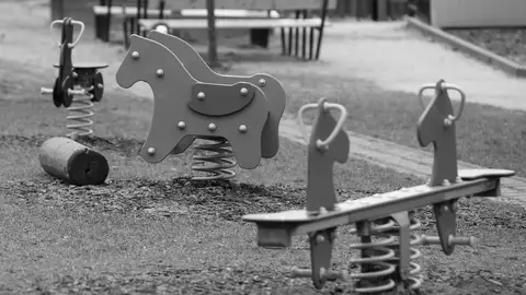 Madres trabajando en el extrarradio que miran por la pantalla a sus bebés Madres trabajando en el extrarradio que miran por la pantalla a sus bebés