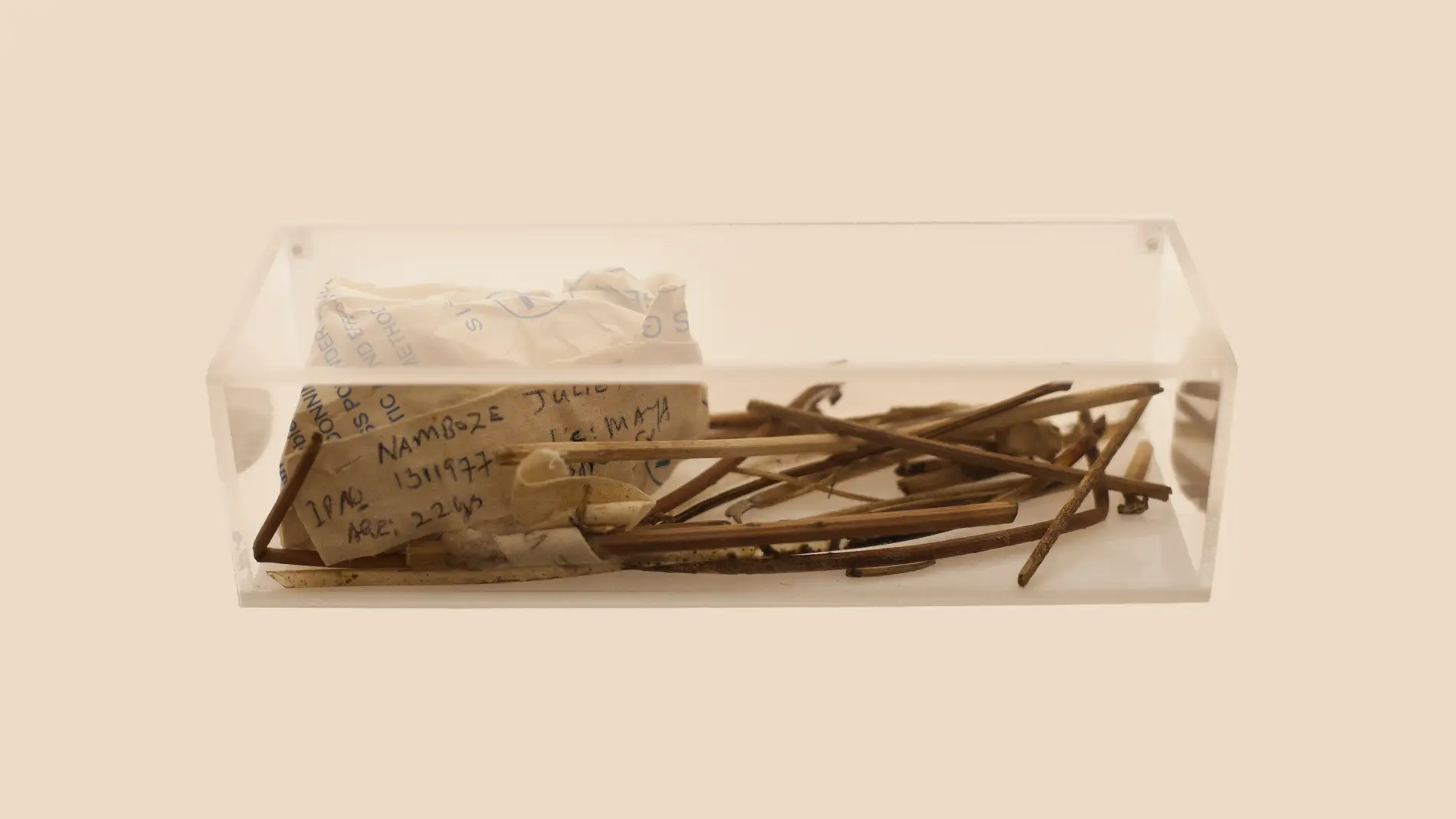 artefactos usados durante un aborto ilegal en Uganda 2002