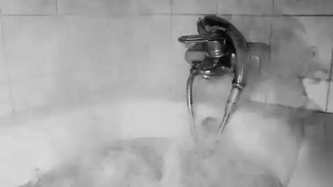 Imagen de archivo de un baño con agua caliente Imagen de archivo de un baño con agua caliente