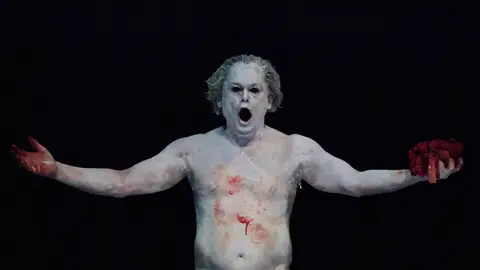 Actor durante la obra de Jan Fabre Actor durante la obra de Jan Fabre